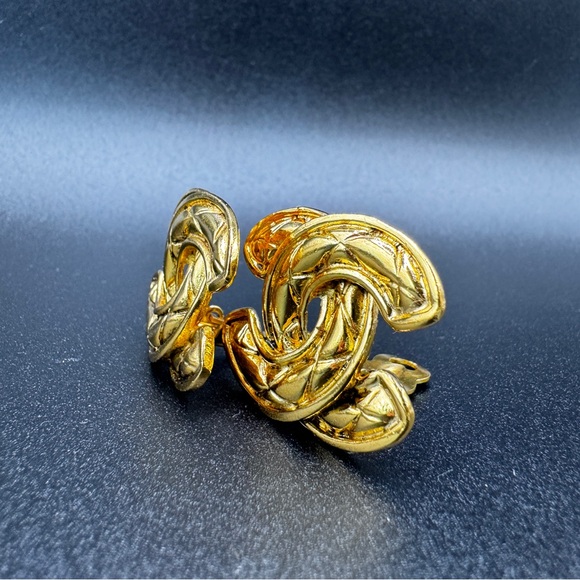 LOT 1492 24K gold plated CHANEL vintage matelasse CC JUMBO clip on earrings - Picture 4 of 15